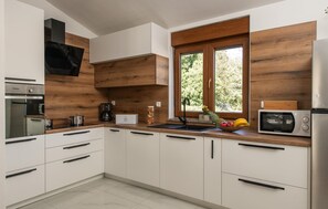 Refrigerador, parrilla de estufa, lavavajillas y cafetera y tetera 