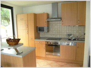 Kühlschrank, Mikrowelle, Ofen, Geschirrspüler