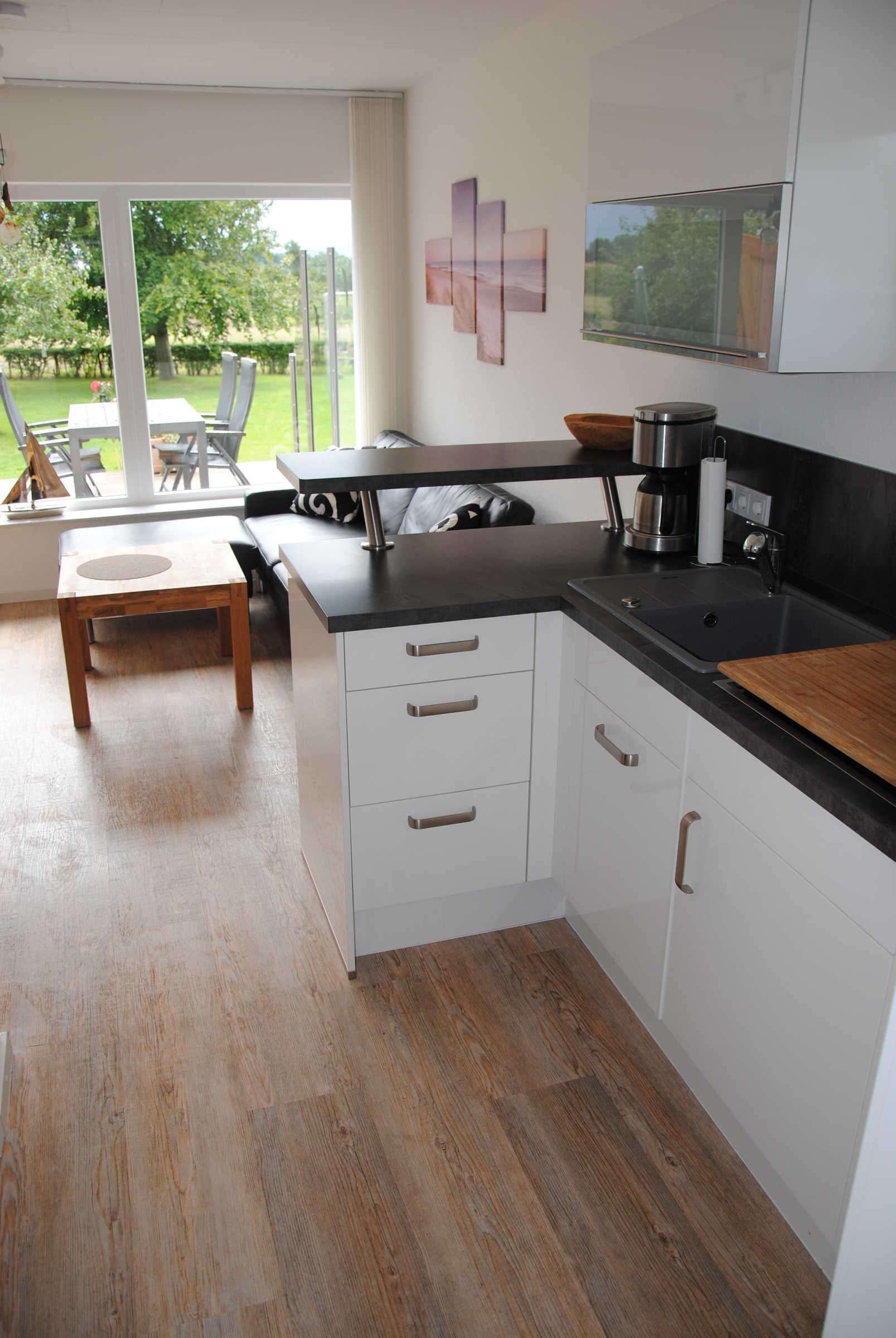 Kühlschrank, Ofen, Geschirrspüler, Wasserkocher mit Kaffee-/Teezubehör