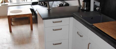 Refrigerador, horno, lavavajillas y cafetera y tetera