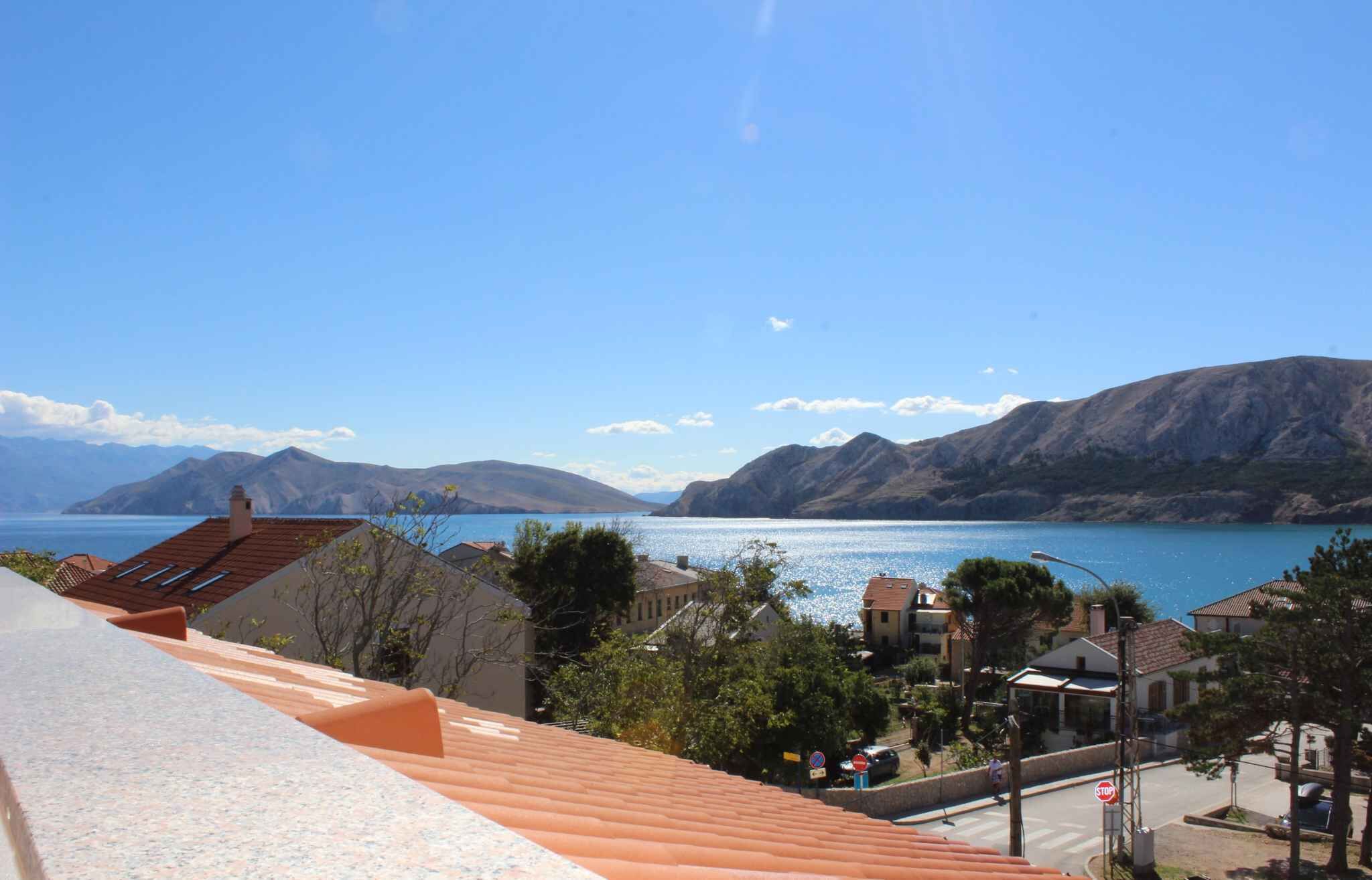 Un quartier résidentiel offrant une vue sur un lac et des montagnes.