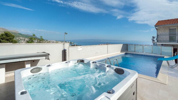 A rooftop pool area with a hot tub and a view of the sea. - Stunning apartment in Split (Split)