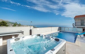 A rooftop pool area with a hot tub and a view of the sea. - Stunning apartment in Split (Split)