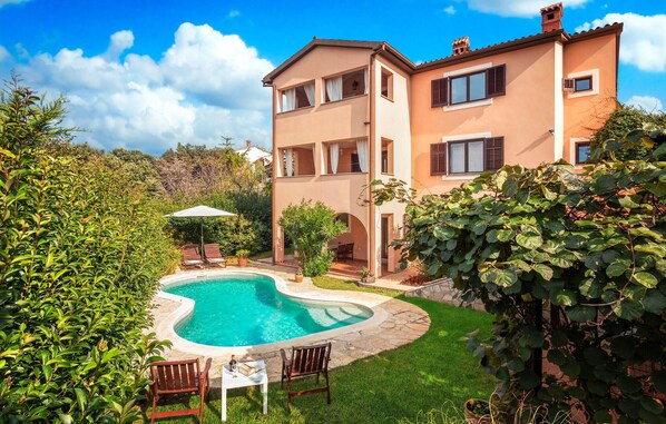 Pool - Cozy apartment in Pula with WiFi (Pula)