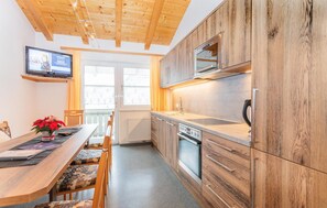 Kylskåp, mikrovågsugn, spishäll och diskmaskin