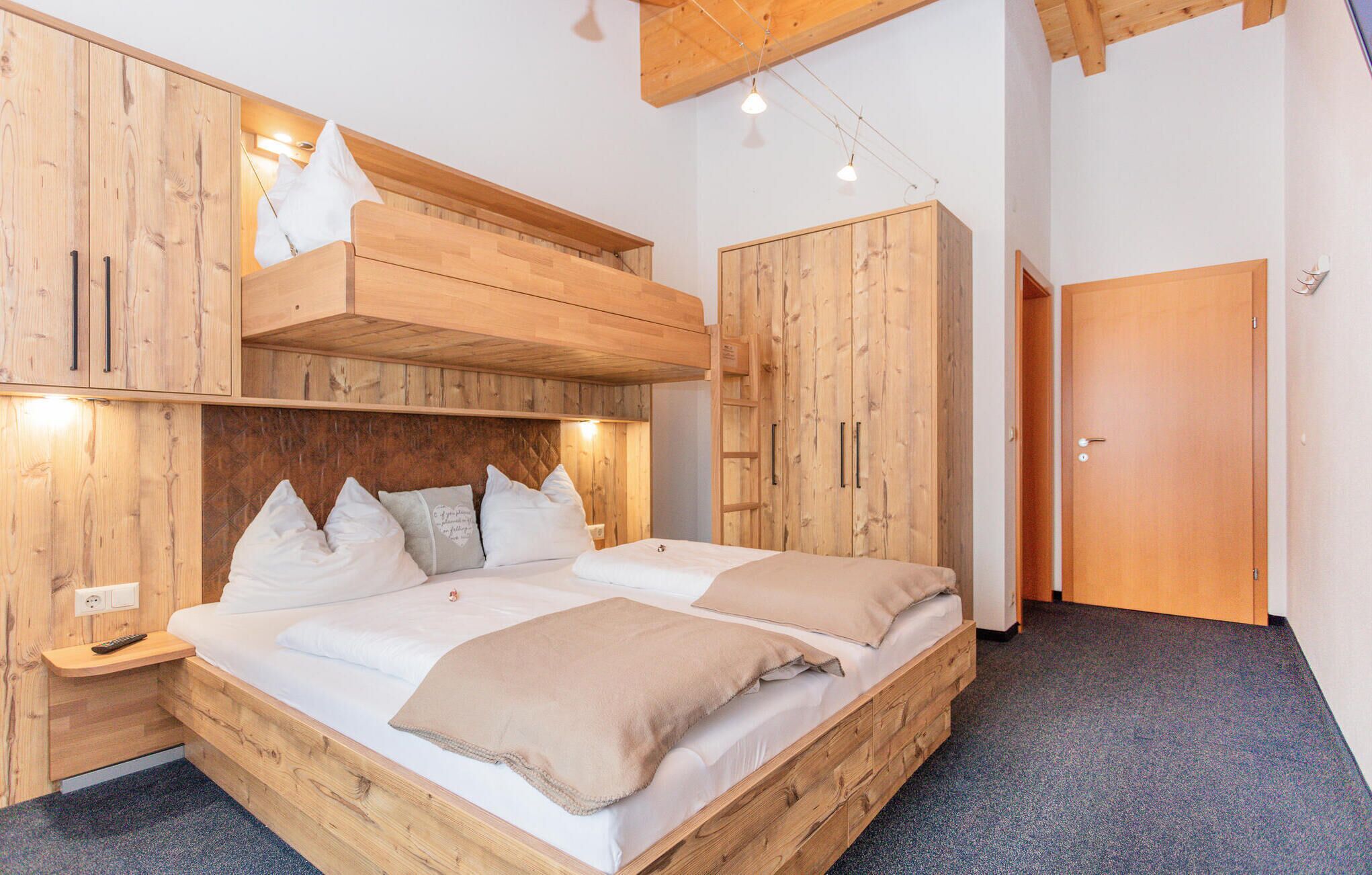 4 bedrooms, travel crib, internet