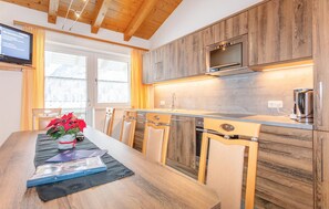 Kjøleskap, kokeplater, oppvaskmaskin og kaffetrakter/tekoker