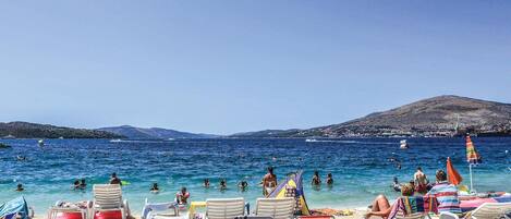 Una spiaggia nelle vicinanze