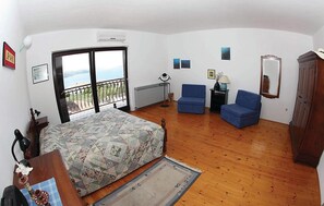 4 bedrooms, travel crib, internet, bed sheets - Stunning home in Okrug Gornji (Okrug Gornji)