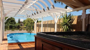 Bain à remous extérieur