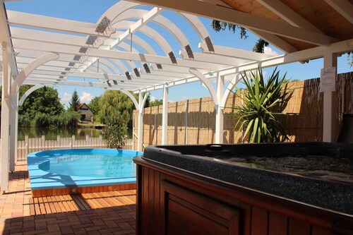 Maison de vacances directement au bord de la rivière avec piscine et jacuzzi
