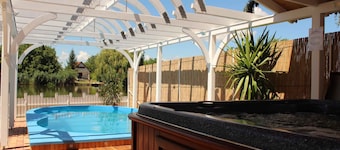 Casa vacanze direttamente sul fiume con piscina e vasca idromassaggio