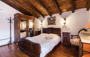 7 bedrooms, travel cot, free WiFi, bed sheets - 7 bedroom gorgeous home in Grabovac (Grabovac)