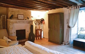 2 bedrooms, free WiFi, bed sheets - Cozy home in Gennes with kitchen (Gennes)