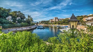 Ein Kanal mit Booten, einem Laternenpfahl und Gebäuden im Hintergrund.