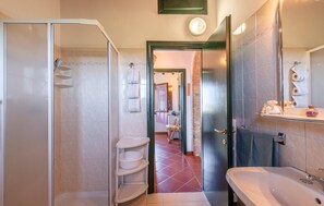 Shower - Gorgeous home in Barberino-Tavarnelle (Barberino-Tavarnelle)