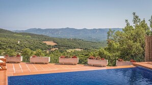 Una piscina con vistas a un paisaje montañoso.