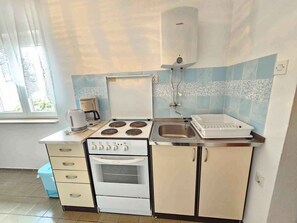 Réfrigérateur, four, plaque de cuisson