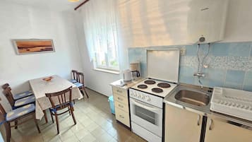 Kühlschrank, Ofen, Herdplatte, Wasserkocher mit Kaffee-/Teezubehör