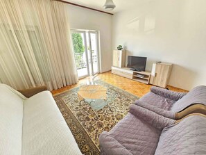 TV - Holiday apartment for 6 people with balcony (Novi Vinodolski)