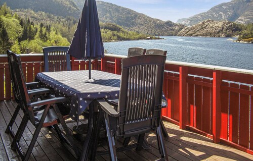 Gorgeous home in Dalsøyra with kitchen