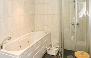 Shower - Stunning home in Dalsøyra (Dalsøyra)