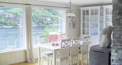Gorgeous home in Dalsøyra with kitchen