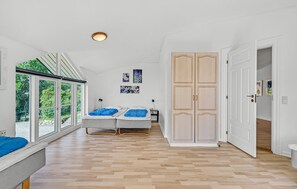 5 bedrooms, travel cot, free WiFi
