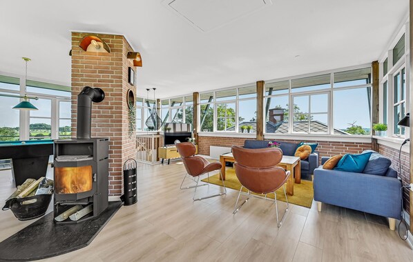 Téléviseur, foyer, table de baby-foot, table de ping-pong