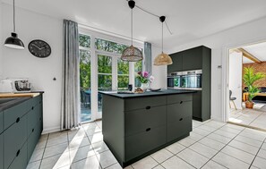 Réfrigérateur, un four, surface de cuisson, lave-vaisselle