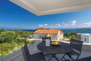 Outdoor dining - Holiday apartment mit Klimaanlage und Meerblick (Malinska)