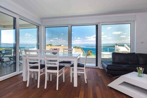 TV - Holiday apartment mit Klimaanlage und Meerblick (Malinska)