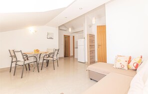 TV - Beautiful home in Sibenik with WiFi (Sibenik)