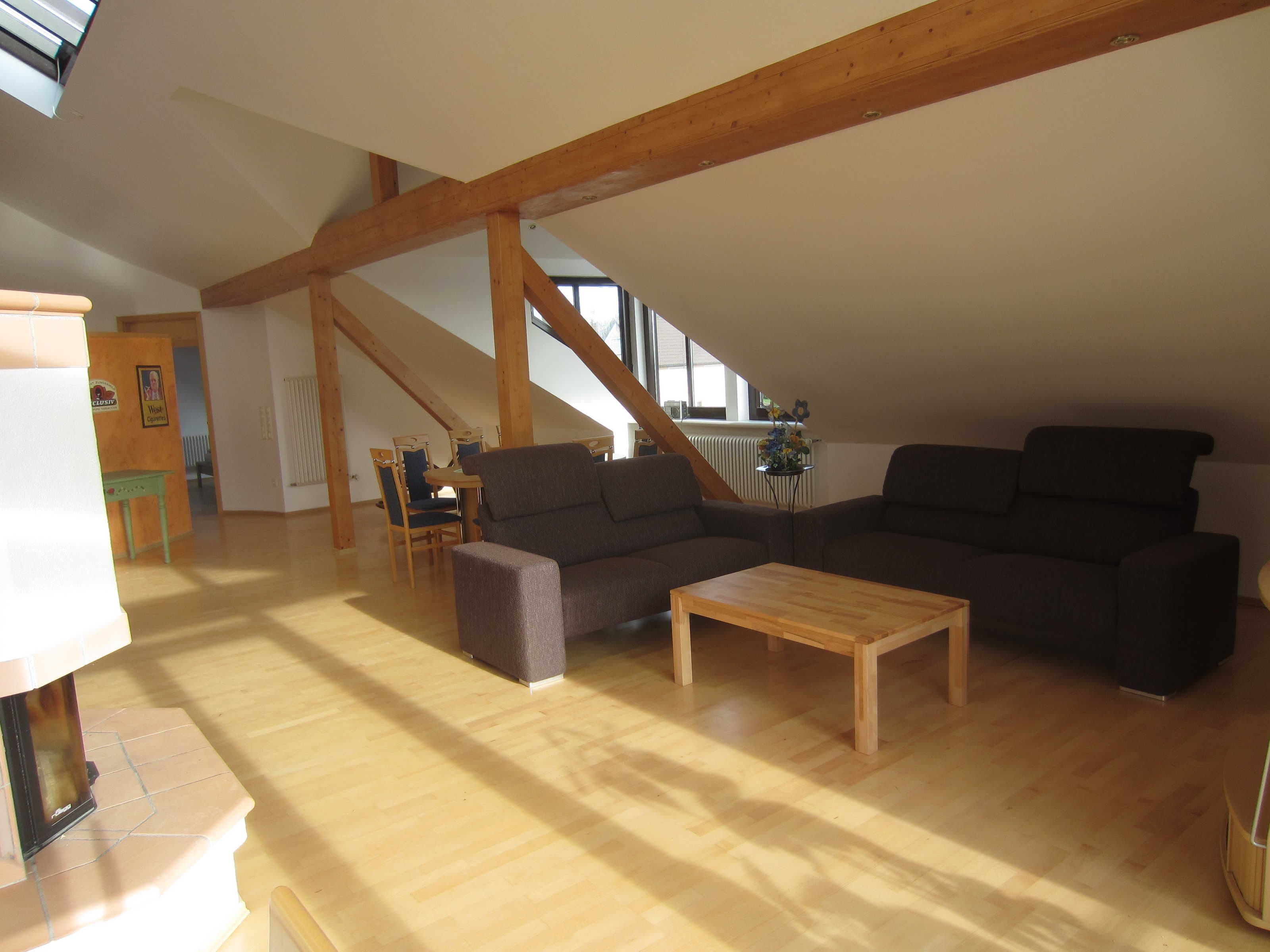 Una televisión, una chimenea