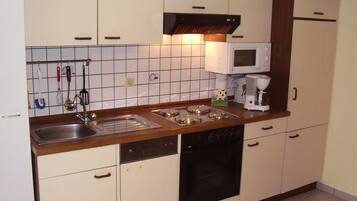 Kühlschrank, Mikrowelle, Ofen, Geschirrspüler