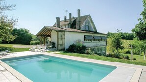 A house with a swimming pool, a covered patio, and a vineyard in the background. - Stunning home in Eyliac (Eyliac)