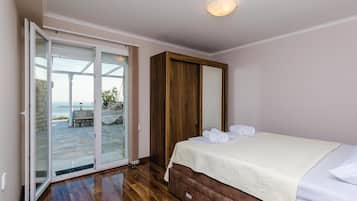2 bedrooms, travel crib, free WiFi, bed sheets