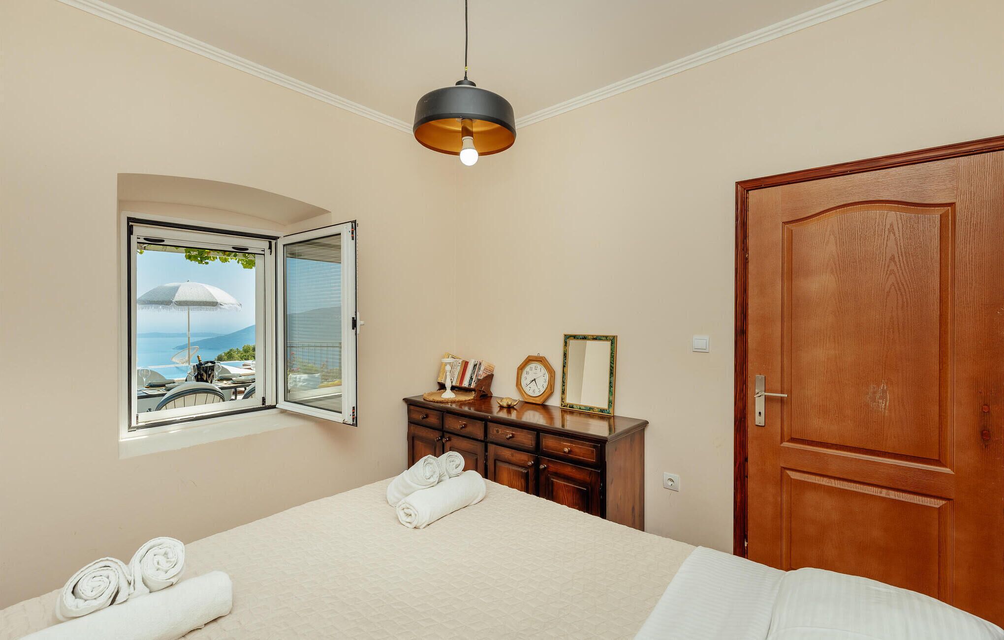 2 bedrooms, travel cot, free WiFi, bed sheets