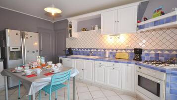 Réfrigérateur, plaque de cuisson, lave-vaisselle, cafetiÚre/bouilloire