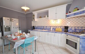 Réfrigérateur, micro-ondes, plaque de cuisson, lave-vaisselle