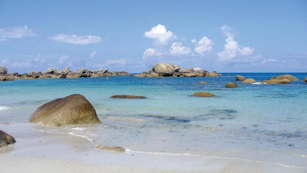 A beach with clear turquoise water, large rocks, and a sandy shore. - Nice home in Plounéour-Trez with sauna (Plounéour-Trez)