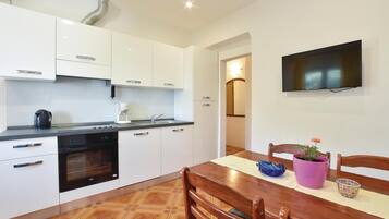 Refrigerador, parrilla de estufa, lavavajillas y cafetera y tetera