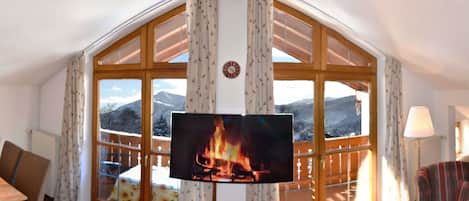 TV, fireplace