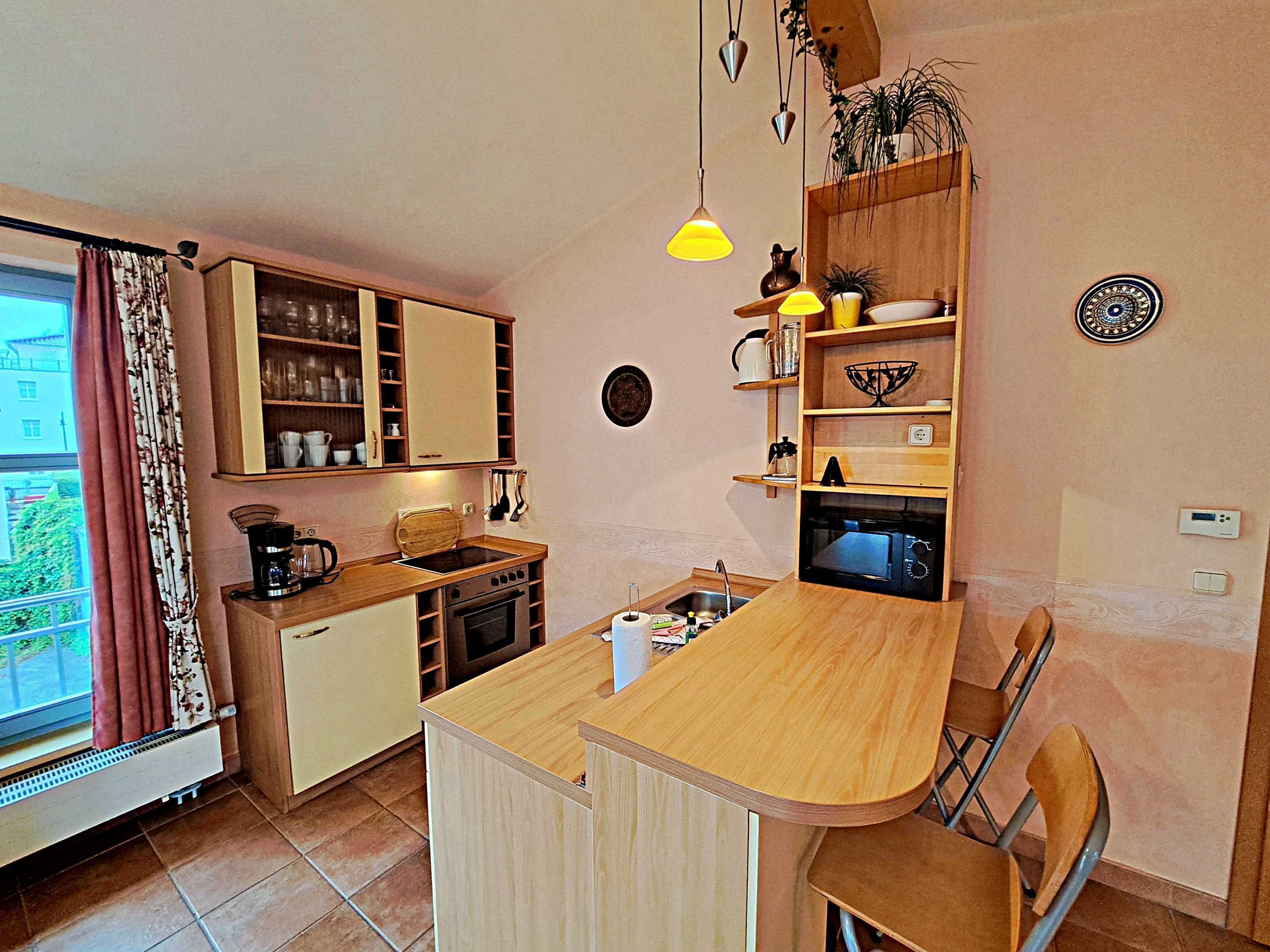 Wasserkocher mit Kaffee-/Teezubehör, Kühlschrank, Mikrowelle, Ofen
