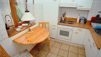 Kühlschrank, Ofen, Geschirrspüler, Wasserkocher mit Kaffee-/Teezubehör