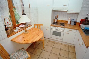 Réfrigérateur, four, lave-vaisselle, cafetière/bouilloire