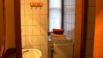 Haartrockner, Handtücher, Seife, Toilettenpapier