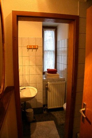 Sèche-cheveux, serviettes fournies, savon, papier toilette