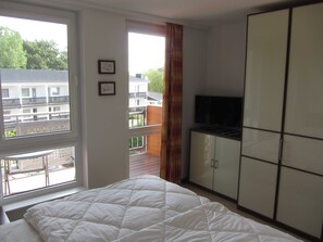 2 bedrooms, desk, travel cot, WiFi