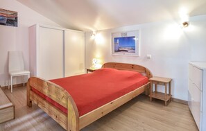 2 bedrooms, travel cot, Internet, bed sheets